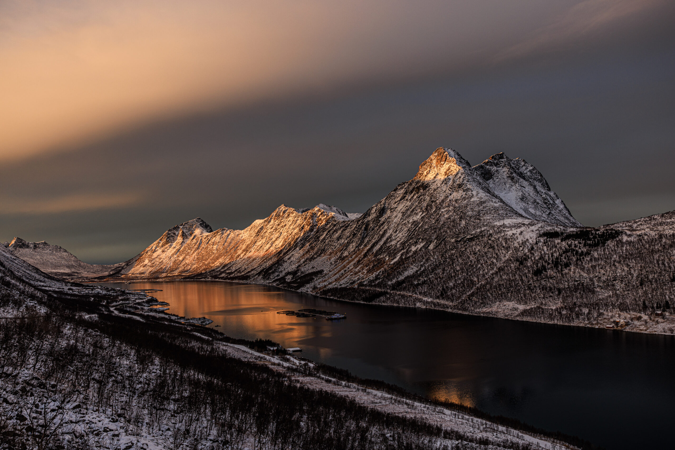 Mountains and fjord in warm light on Senja, Norway – photograph by Anders Jorulf